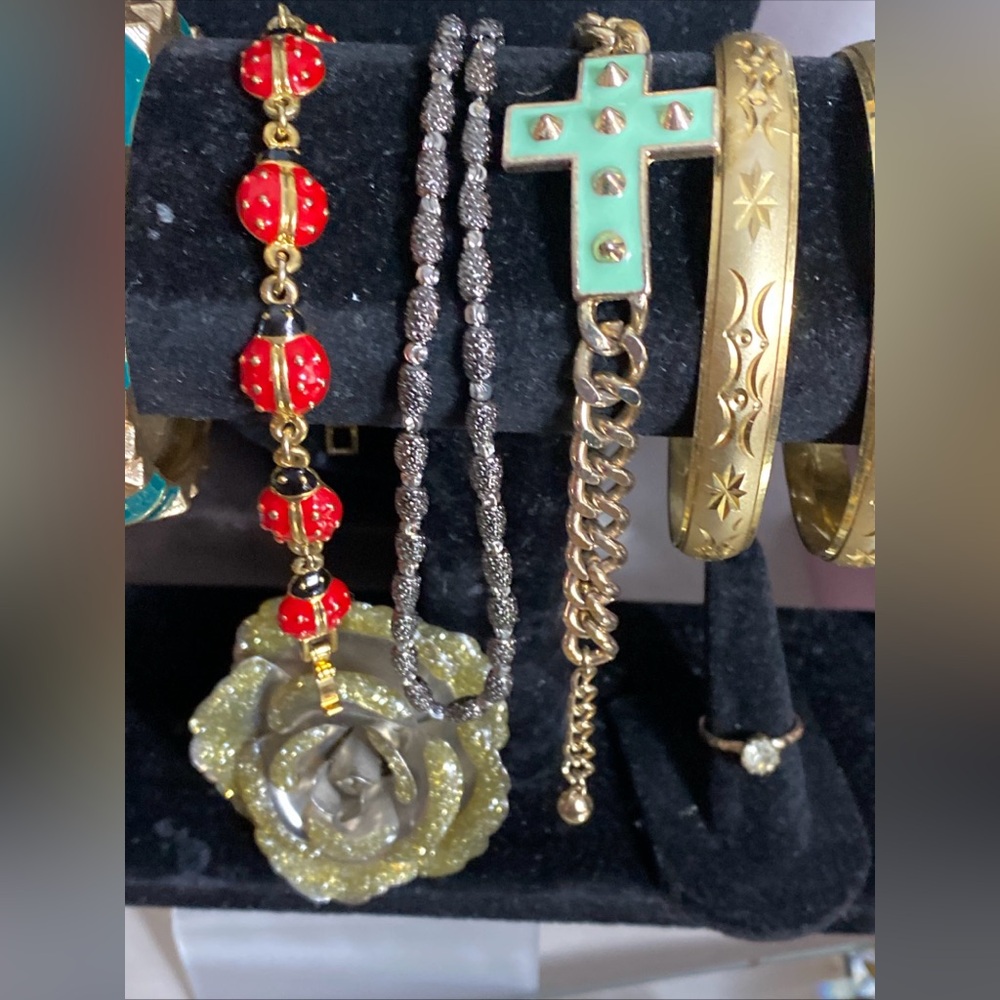Vintage Jewelry Gold Plated, & Enamel Lot - Picture 9 of 16